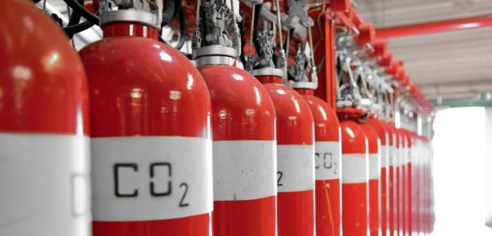 "سیستم اطفای حریق CO2 در حال رهایش گاز دیاکسید کربن برای خاموش کردن آتش. این سیستم با جایگزینی اکسیژن و کاهش سطح آن، آتش را بهسرعت و بهصورت مؤثر مهار میکند. توجه: استفاده از CO2 برای محیطهای دارای افراد نیاز به اقدامات ایمنی ویژه دارد."